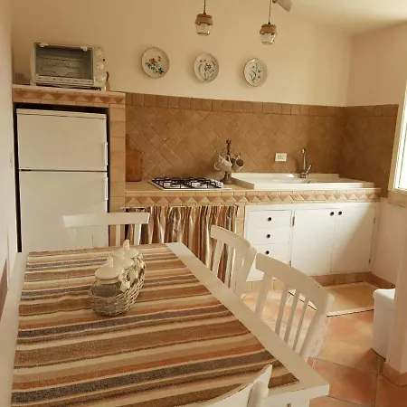 Vakantiehuis Incantevole Villetta Con Giardino